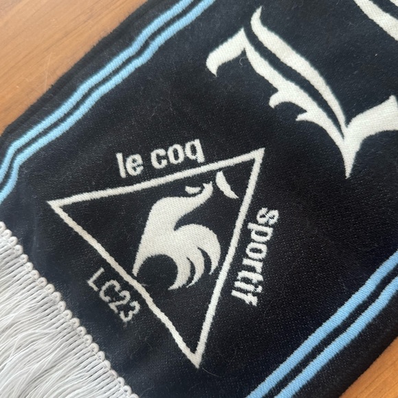 LE COQ SPORTIF WOOL SCARF WEAVE OLD ENGLISH TYPE LOGO NAVY BLUE WHITE 
BRAND NEW - Picture 3 of 5